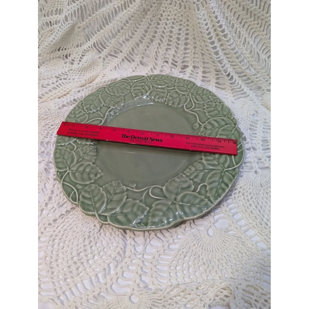 Bordallo Pinheiro Green Majolica Strawberry Leaf Plate 12 inch Made in Portugal